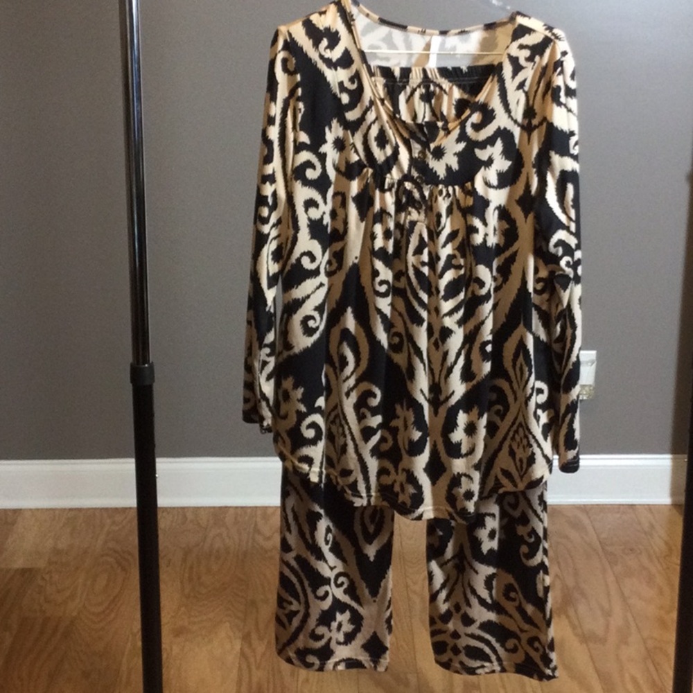 L Bestbee Black and Tan Damask Patterned Pajamas